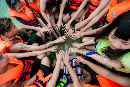 Đội ngũ SanSan chụm tay trong chuyến Bình Ba 2019