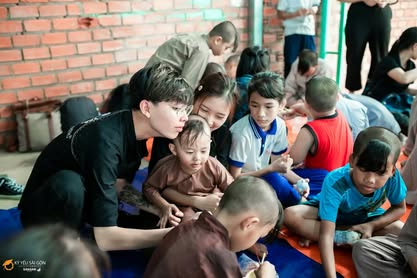 Đội ngũ SanSan cùng các em nhỏ tại Tịnh Thất Bồng Lai
