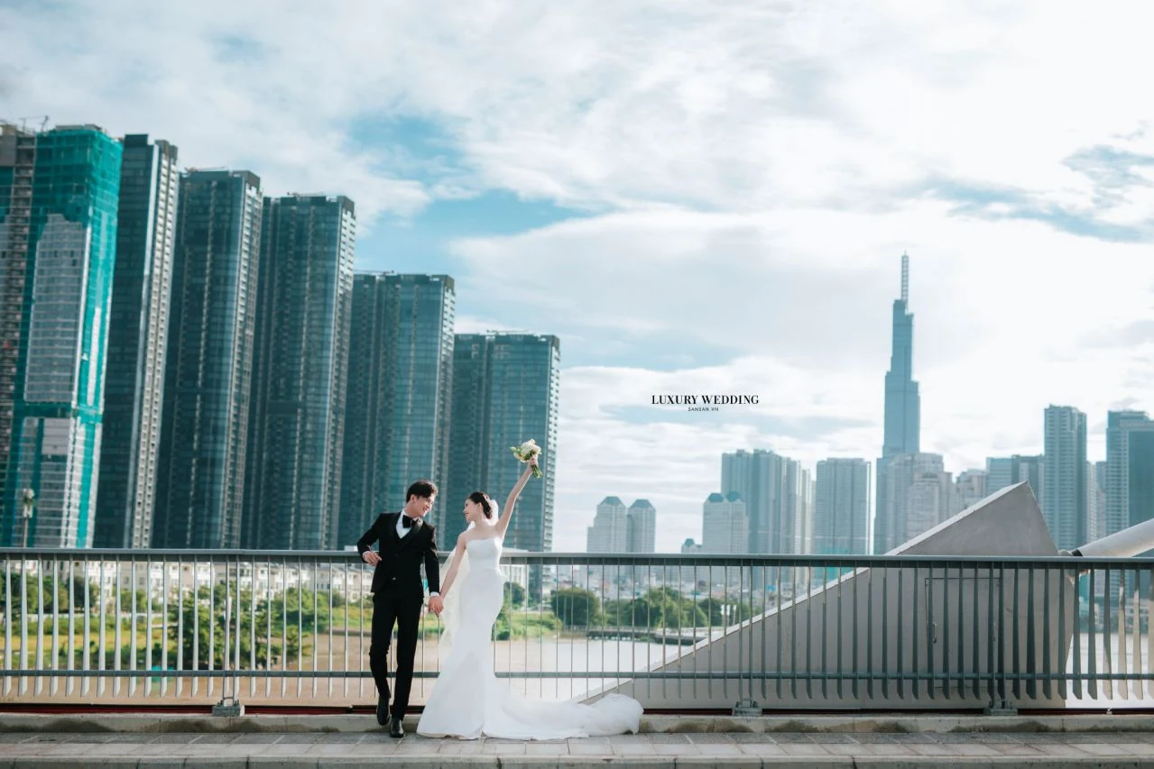 Cặp đôi chụp ảnh cưới bên bờ sông Sài Gòn