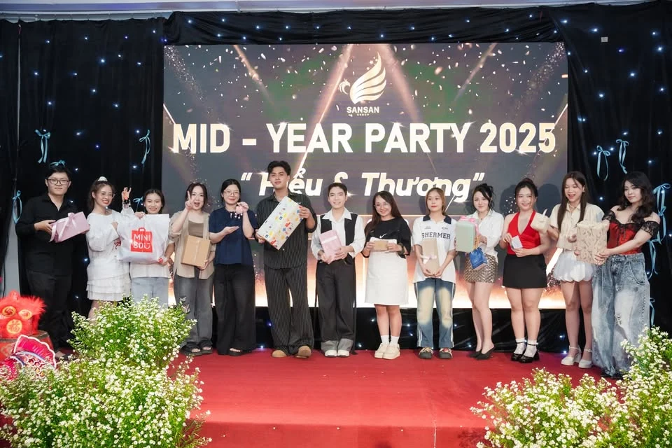 Thành viên SanSan nhận quà tại Mid-Year Party 2025